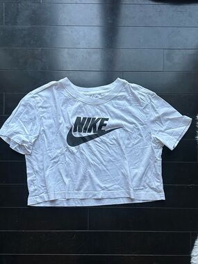 Nike Sportswear Essential Women's Cropped Logo T-Shirt